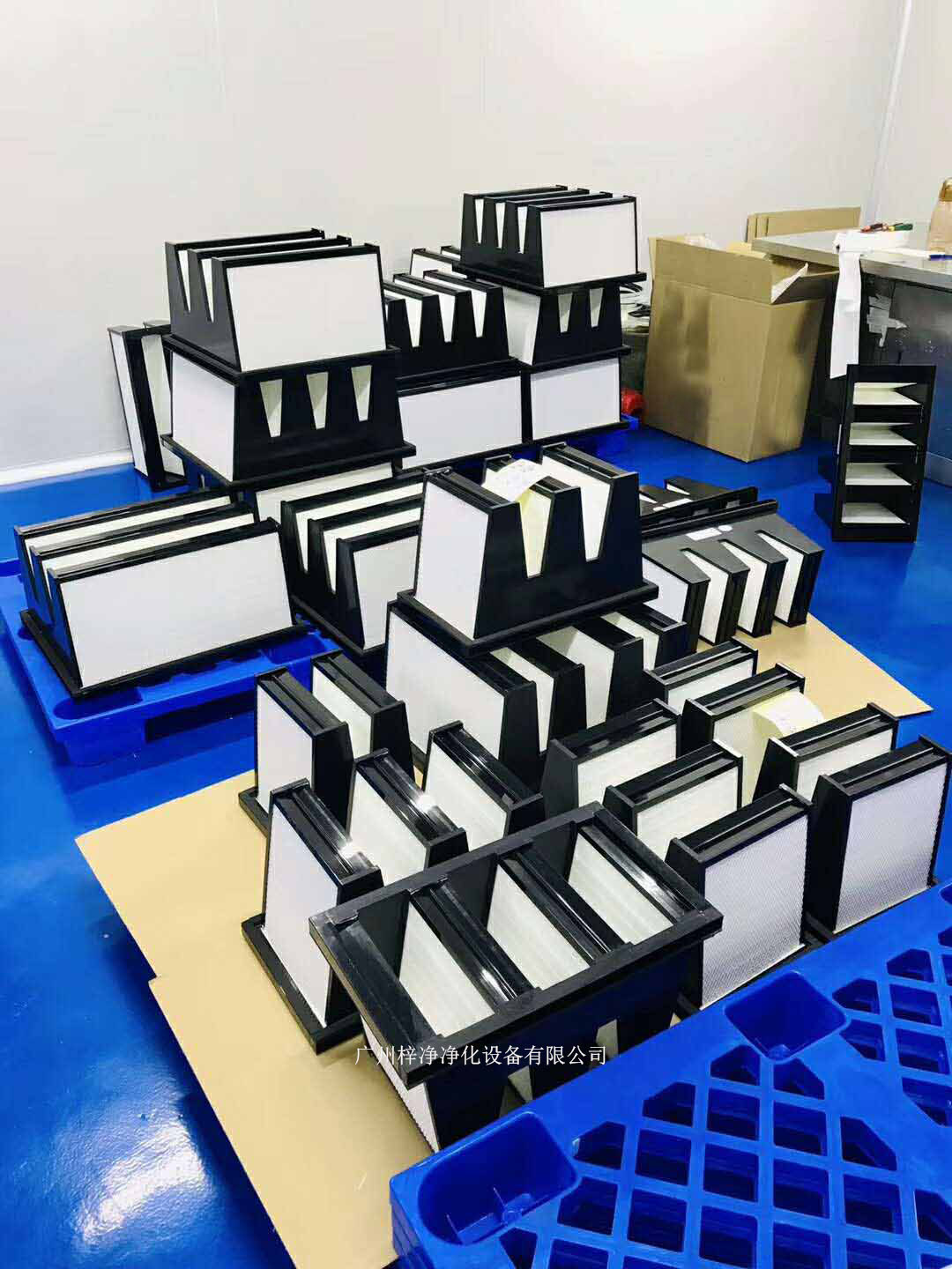 空氣過濾器能有效去除空氣中的塵埃顆粒,如細(xì)菌、灰塵等,確保潔凈室內(nèi)空氣的潔凈度。 空氣過濾器能有效去除空氣中的塵埃顆粒,如細(xì)菌、灰塵等,確保潔凈室內(nèi)空氣的潔凈度。